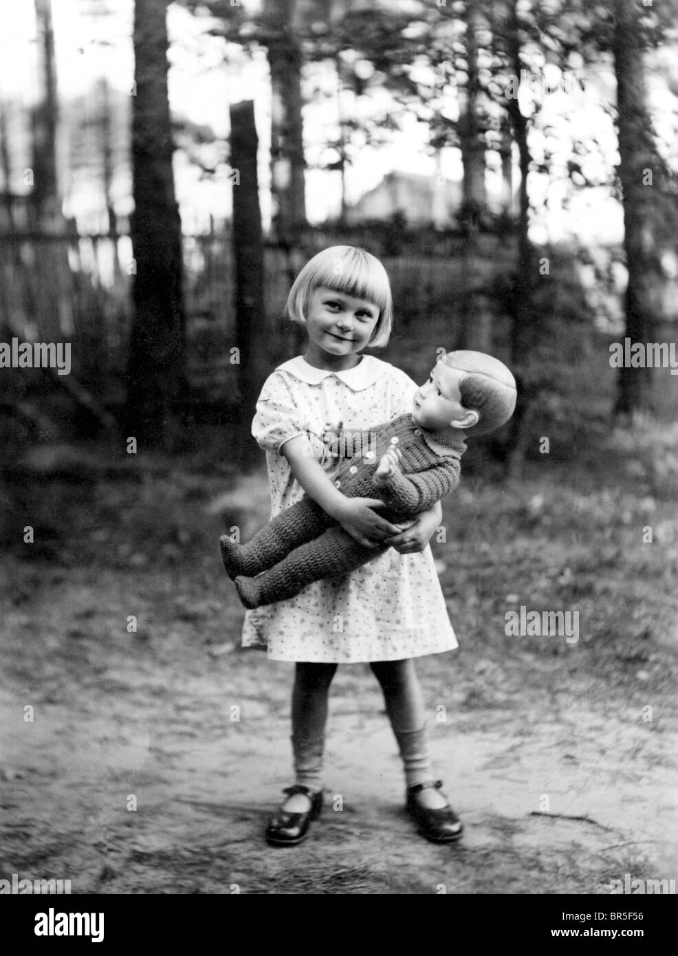 Historisches Foto, Mädchen mit einer Puppe, ca. 1926 Stockfoto