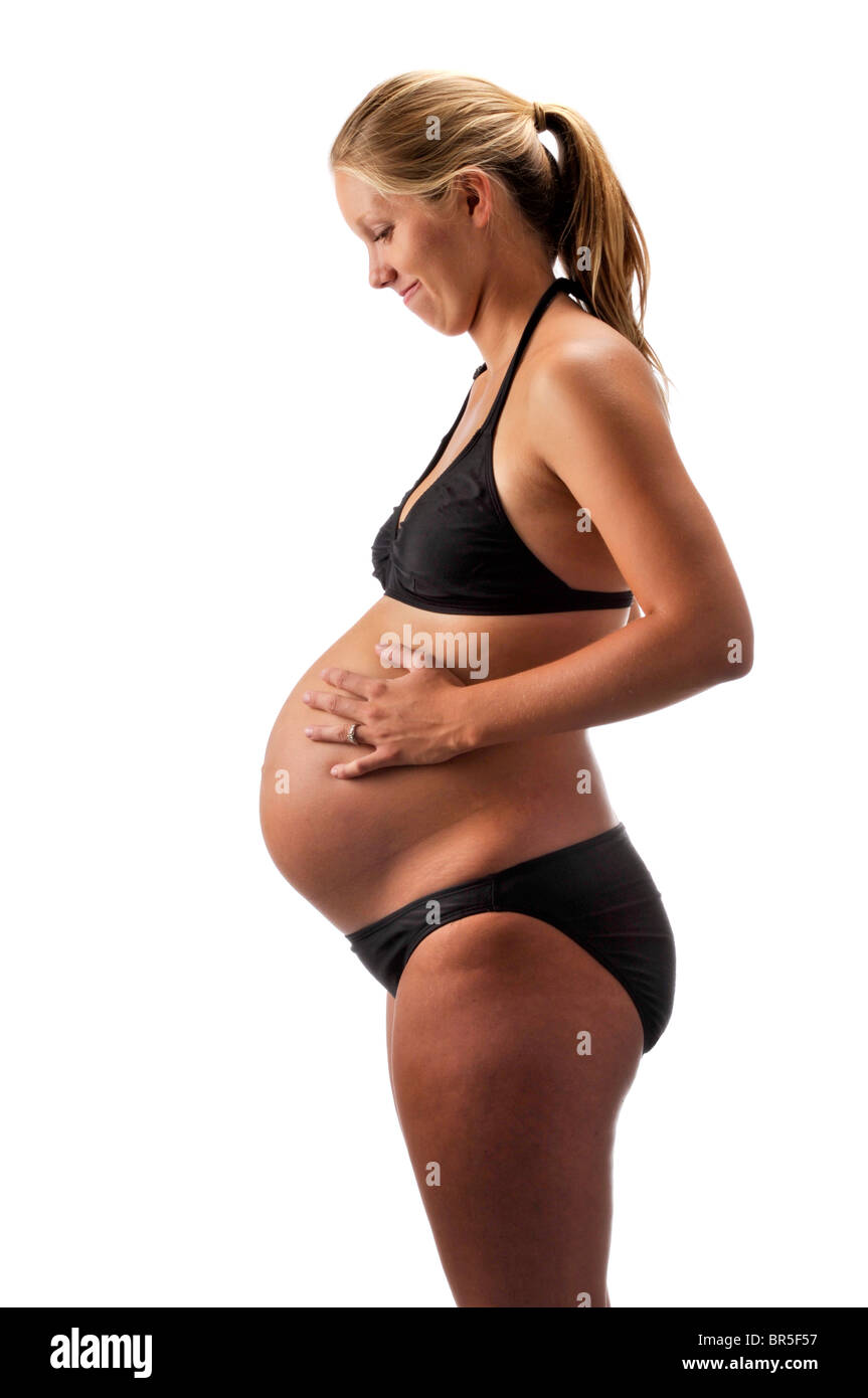 Schwangere Frau mit Requisiten und schwarzen Badeanzug auf weißem Hintergrund. Stockfoto