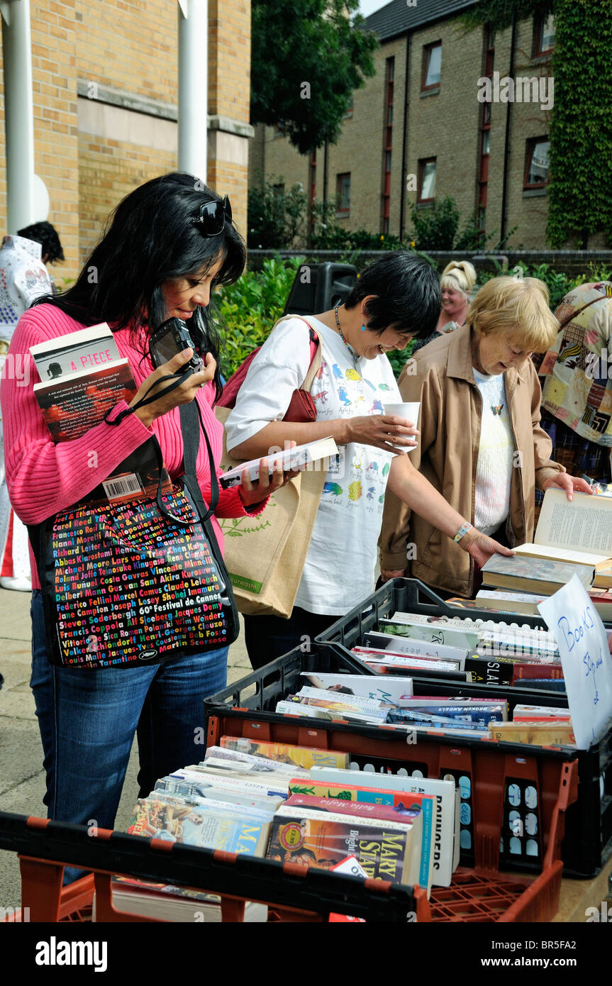 Damen schauen Bücher an ein Community-Event, Islington London England UK Stockfoto