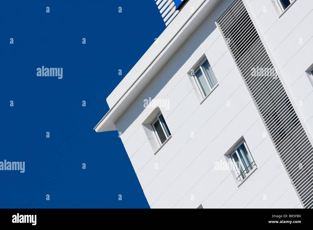 Weiß Art-deco-Hotel in Spanien mit klaren blauen Himmel Stockfoto