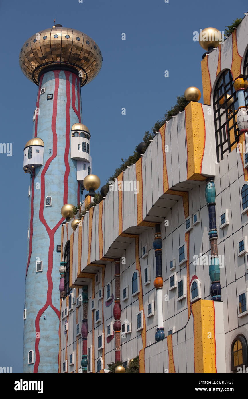 Maishima Verbrennungsanlage, außen entworfen von österreichischen Umwelt-Architekten Friedensreich Hundertwasser, in Osaka, Japan. Stockfoto