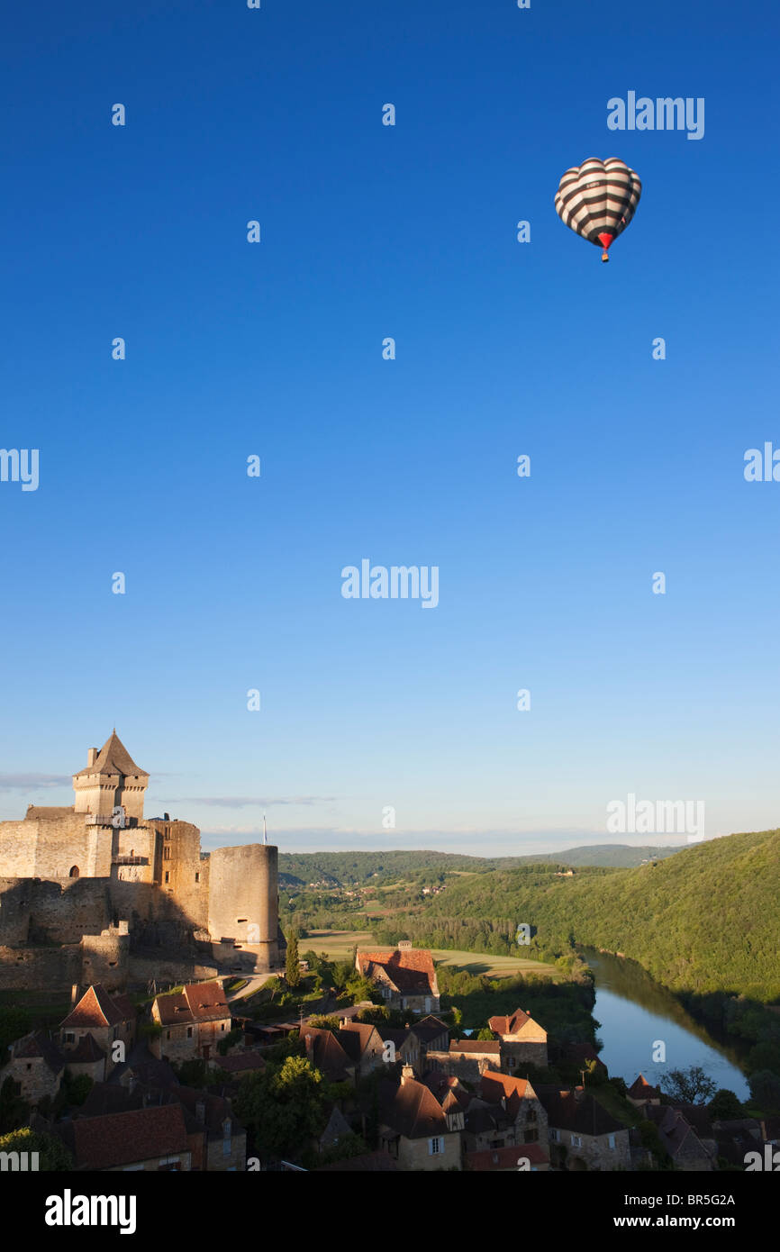 Heißluft-Ballon über Burg bei Sonnenuntergang, Fluss Dordogne, Castelnaud-la-Chapelle Dordogne; Frankreich Stockfoto