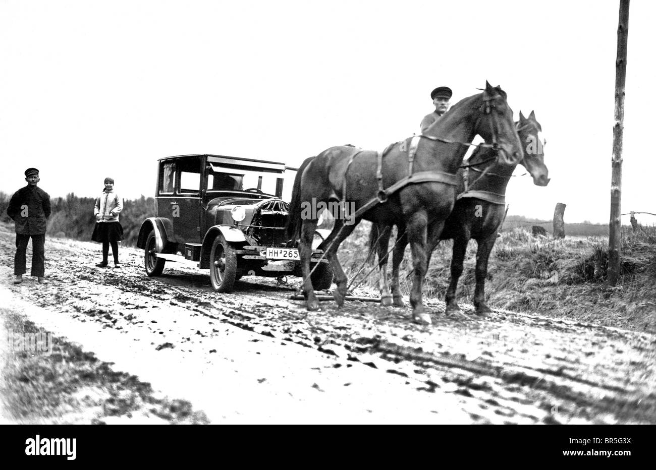 Historisches Foto, Pferd zeichnen eine Auto ca. 1921 Stockfoto