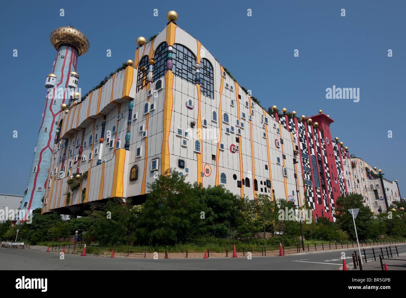 Maishima Verbrennungsanlage, außen entworfen von österreichischen Umwelt-Architekten Friedensreich Hundertwasser, in Osaka, Japan. Stockfoto