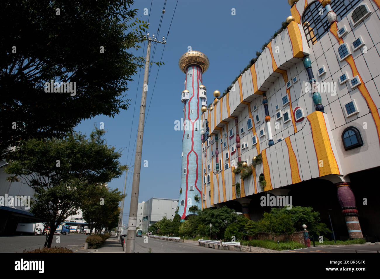 Maishima Verbrennungsanlage, außen entworfen von österreichischen Umwelt-Architekten Friedensreich Hundertwasser, in Osaka, Japan. Stockfoto