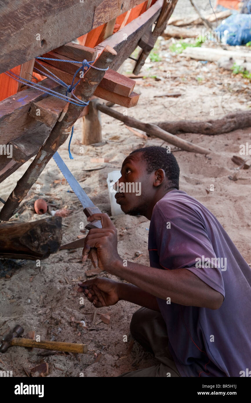Nungwi, Sansibar, Tansania. Dhau-Konstruktion, Bootsbau. Tischler bei der Arbeit. Stockfoto
