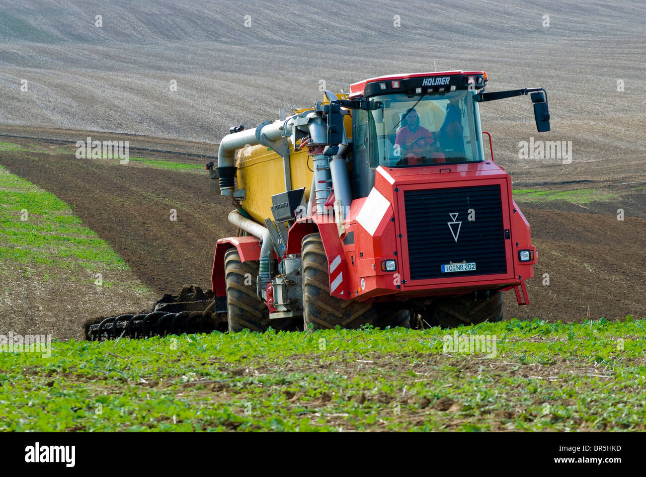 Düngung von einem Feld mit Gülle während der Arbeit des Bodens, in der Nähe von Dresden, Sachsen, Deutschland, Europa Stockfoto