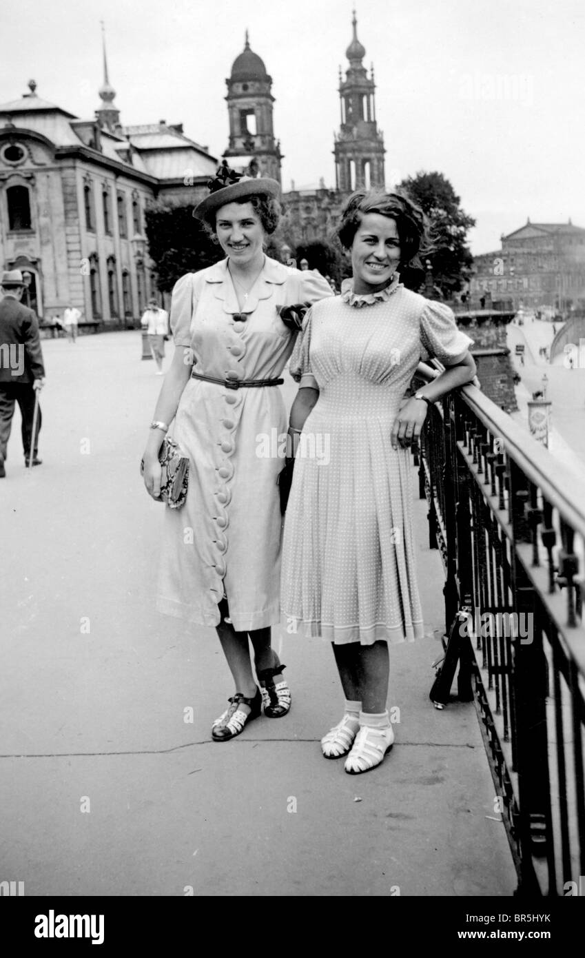Historisches Foto, zwei glückliche Frauen in Dresden, Sachsen, Deutschland, um 1929 Stockfoto