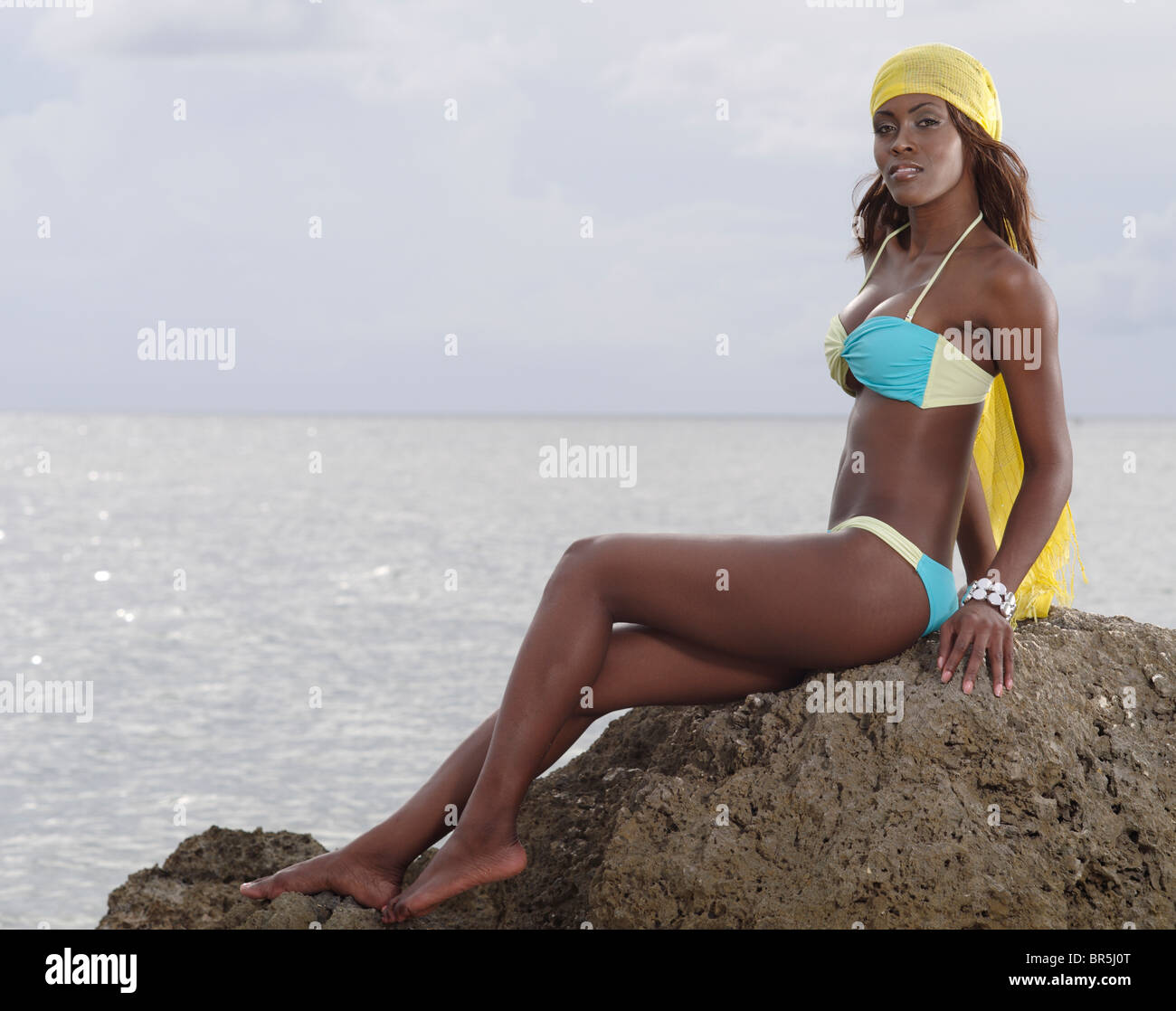 Schöne schwarze Frau im Bikini am Strand Stockfotografie - Alamy