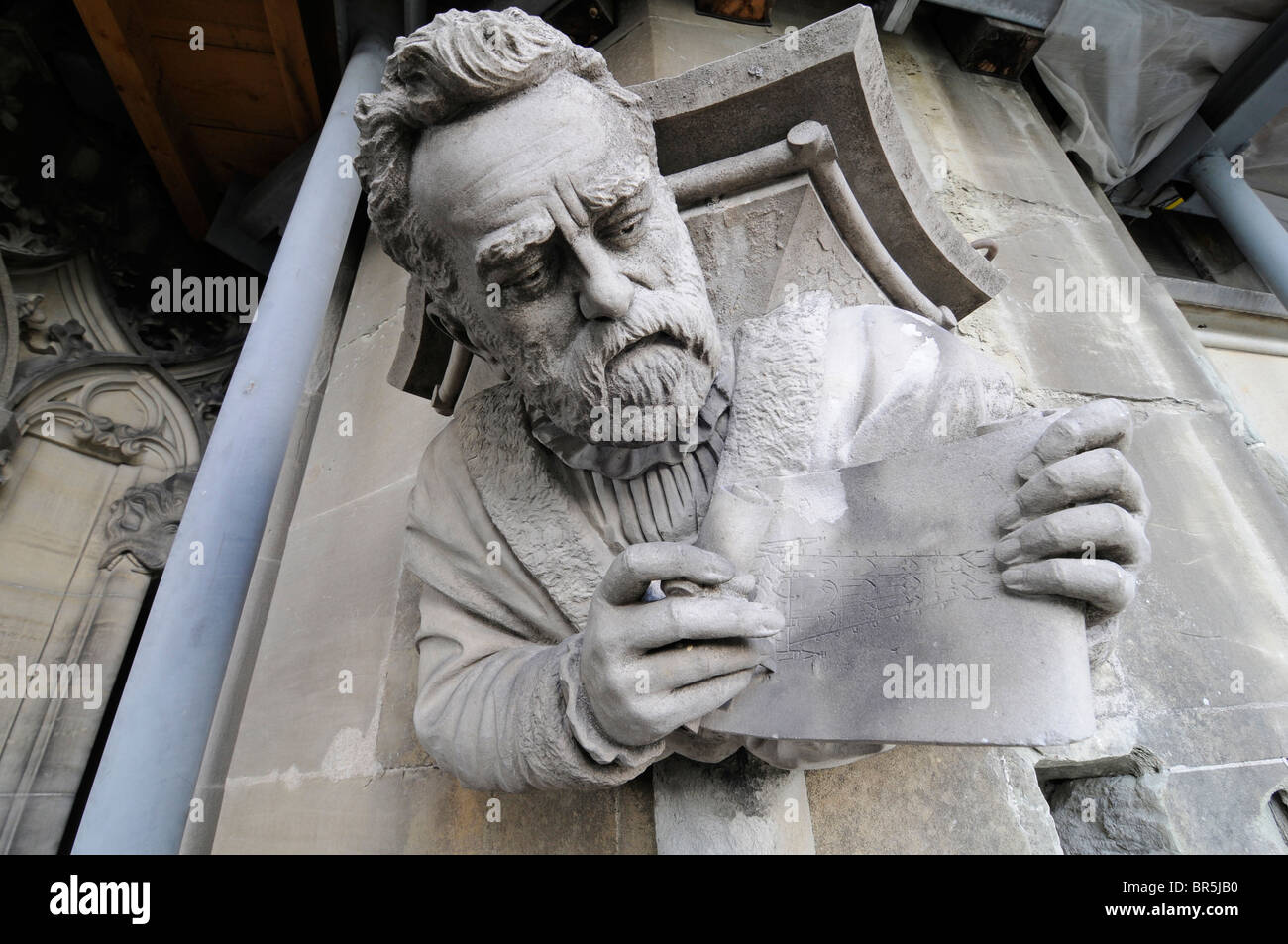 Skulptur Gargoyle des Erbauers / Architekt der Kathedrale Münster, ein gotisches Meisterwerk in der Stadt Bern, Schweiz. Stockfoto