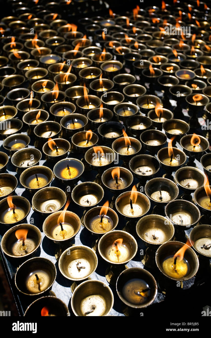 Kerzen brennen in einem Kloster Kanding Sichuan China Stockfoto
