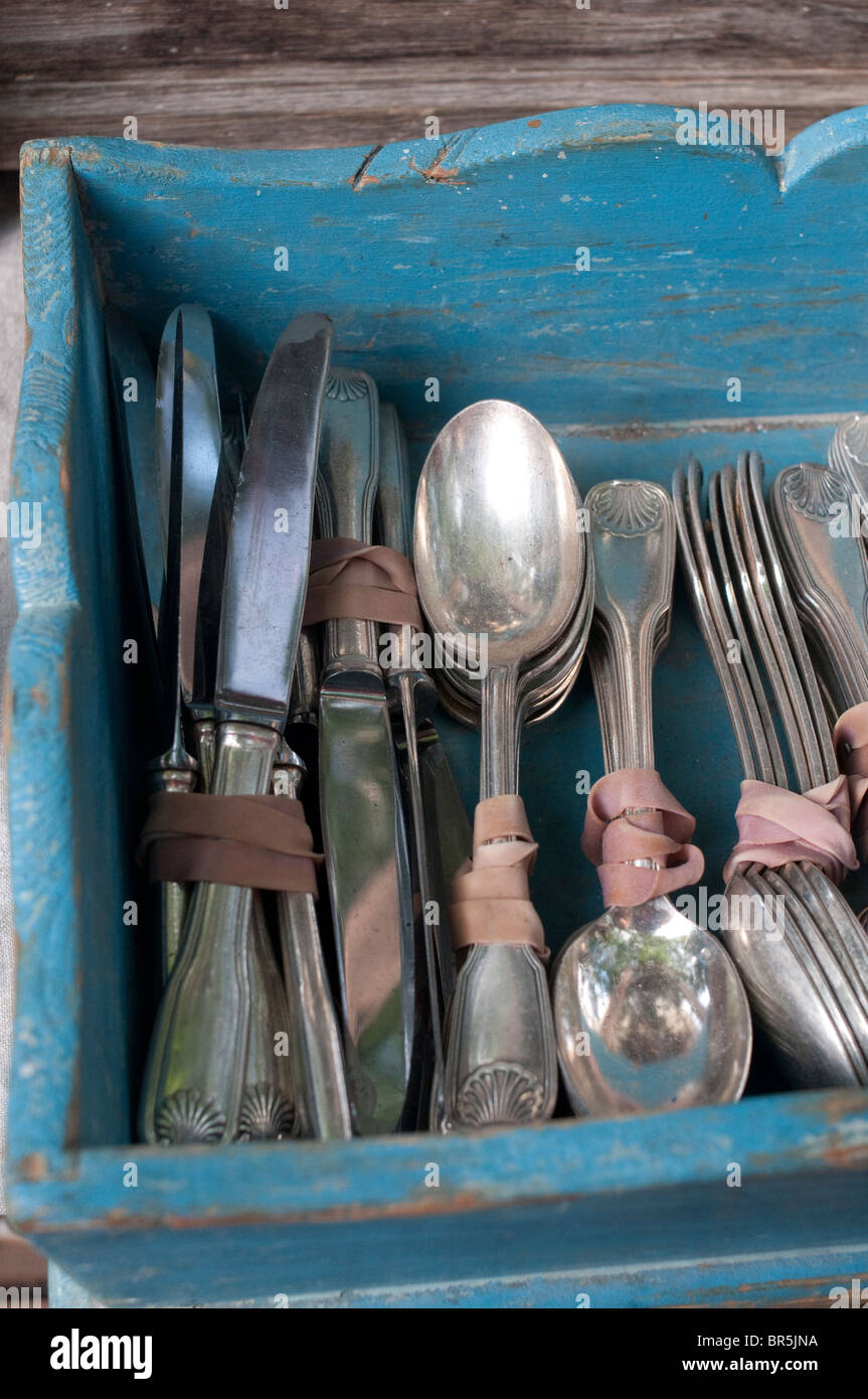 Besteck in einem blauen Kästchen auf dem Flohmarkt in Paris Stockfoto