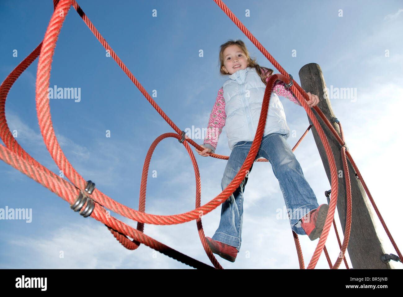 Junges Mädchen auf einem Klettergerüst Stockfoto