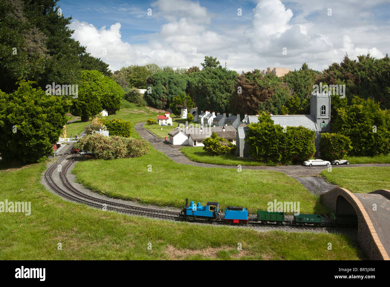 Großbritannien, England, Merseyside, Southport, trainieren durch Modell Eisenbahn Dorf Stockfoto
