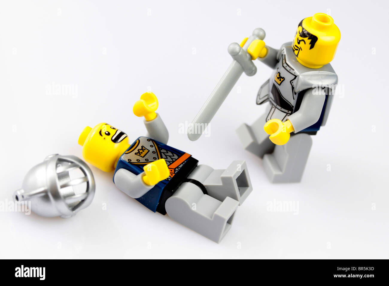 Der Fall von einem tapferen Lego Ritter. Stockfoto