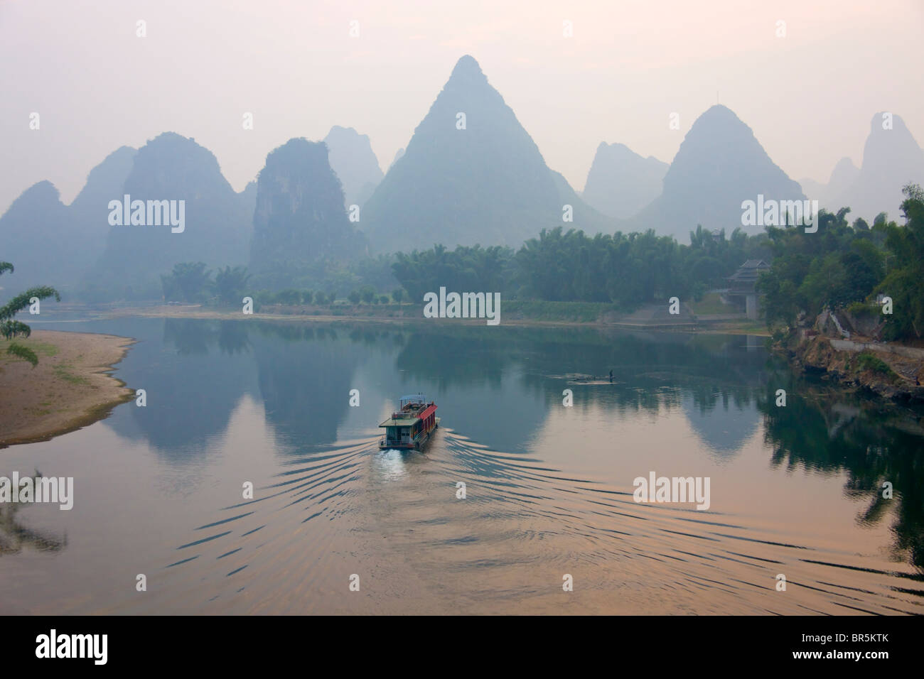 Boot auf dem Li Fluss, Yangshuo, Guangxi, China Stockfoto