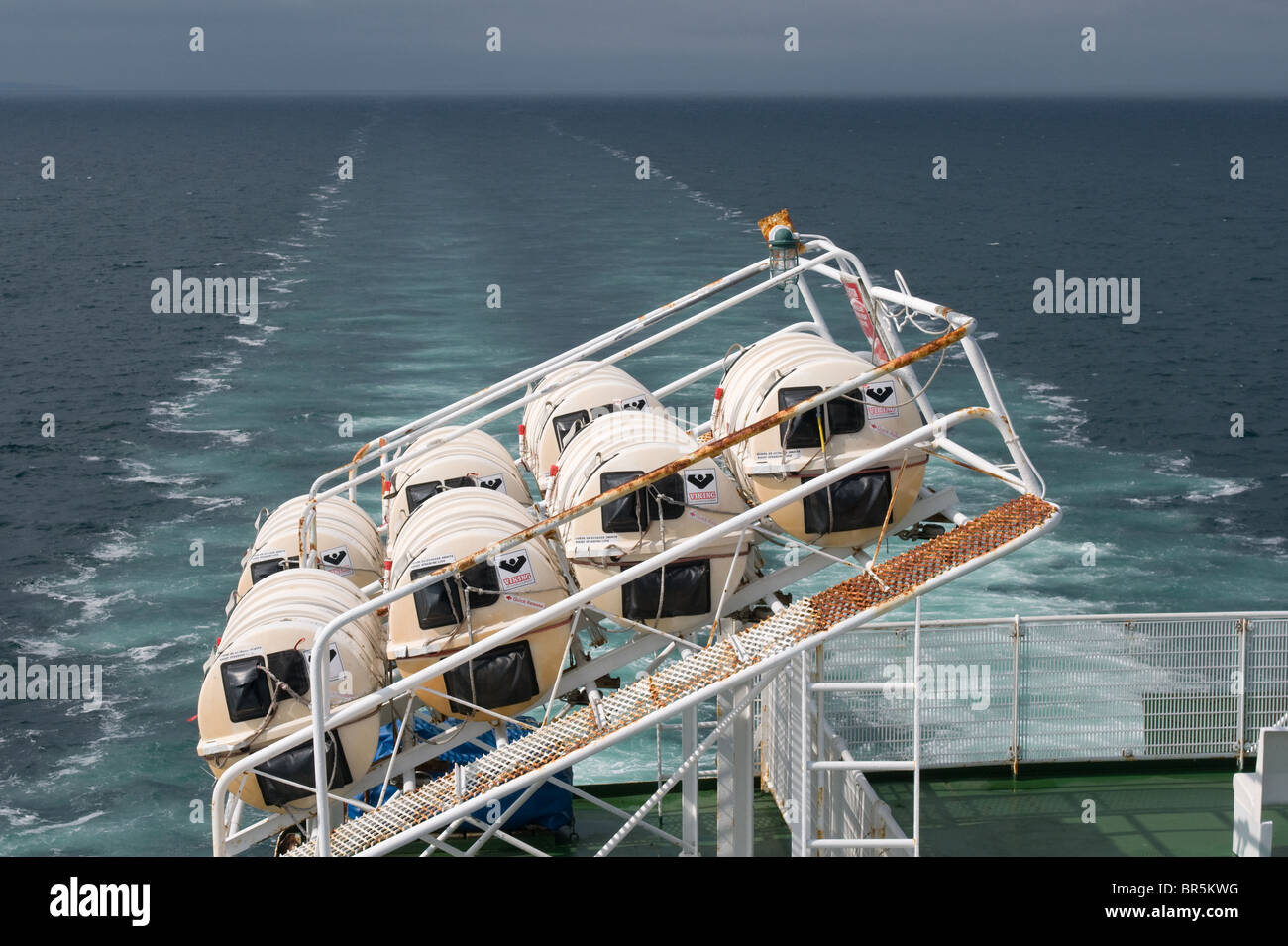 Rettungsinsel Cannisters auf der Fähre MV Joey Smallwood Stockfoto