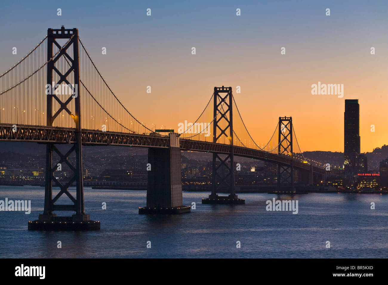 Die BAY BRIDGE bei Sonnenuntergang - SAN FRANCISCO, Kalifornien Stockfoto