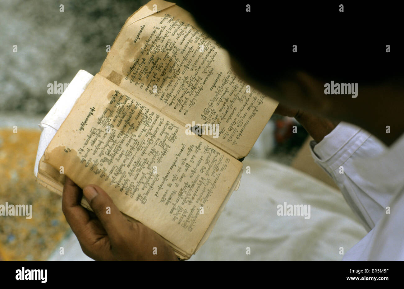 Mann liest buddhistische Schriften, Burma, Myanmar, Asien Stockfoto