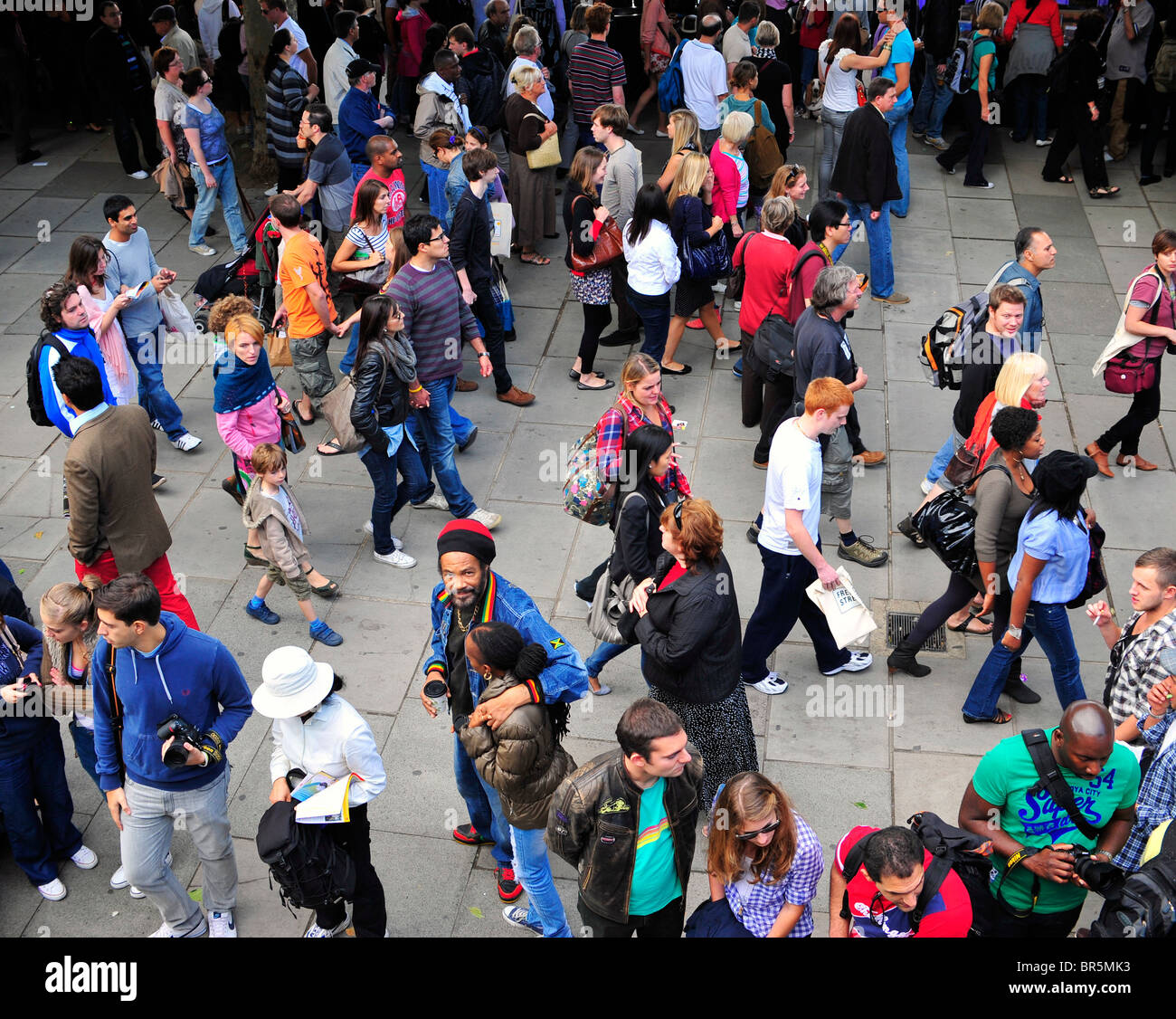 Massen von Menschen auf Bürgersteig entlang der Themse, London Stockfoto