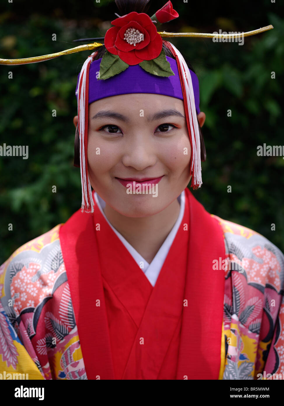Okinawa-Mädchen in Tracht Ryukyu vor Shuri Castle Stockfoto