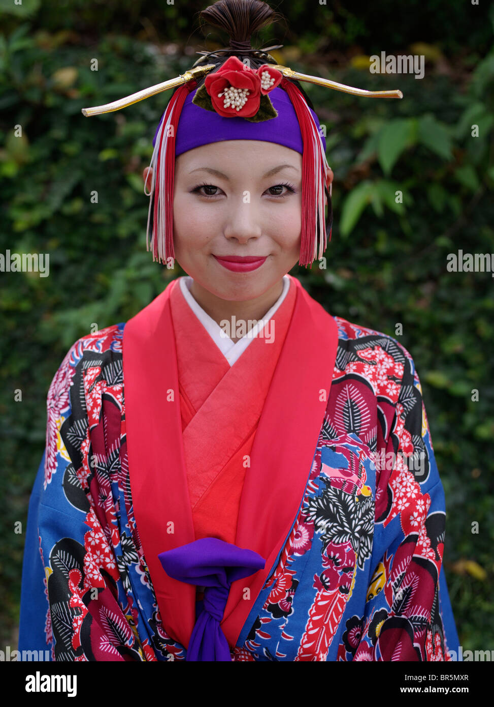 Okinawa-Mädchen in Tracht Ryukyu vor Shuri Castle Stockfoto