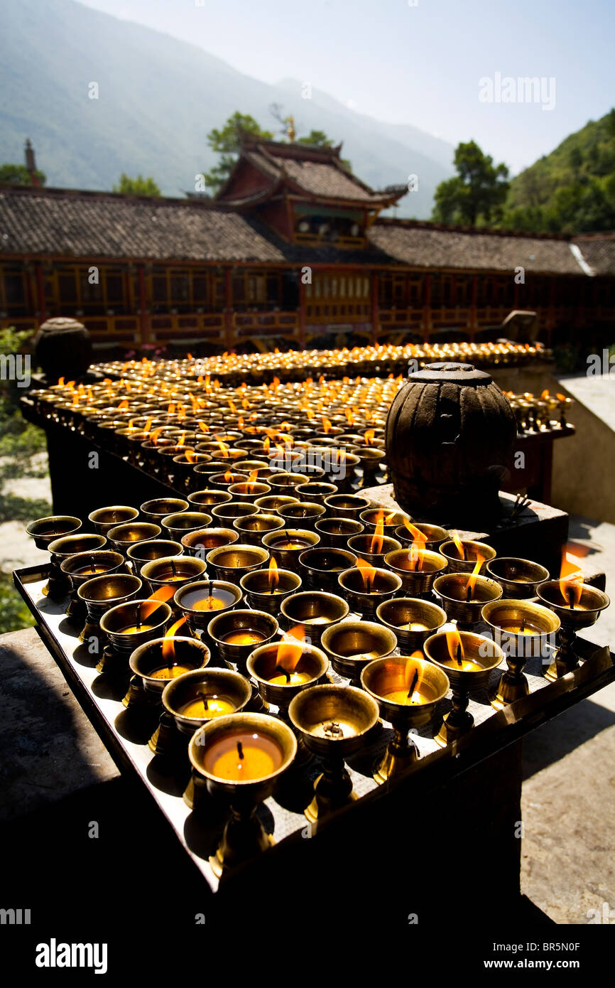 Kerze brennen in einem Kloster Kangding Sichuan China Stockfoto