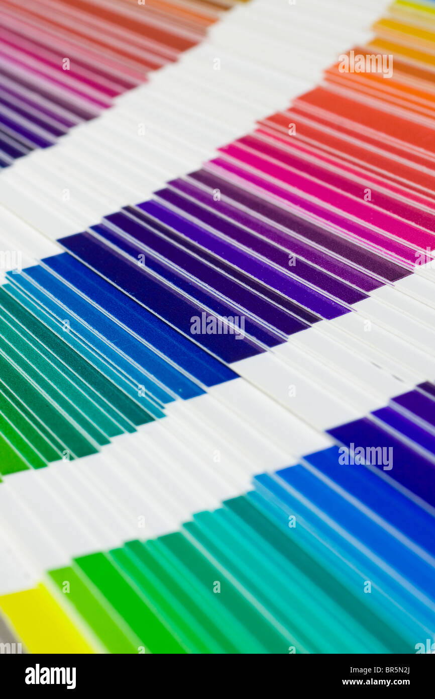 Pantone-Probe-Farben-Katalog zu öffnen Stockfoto