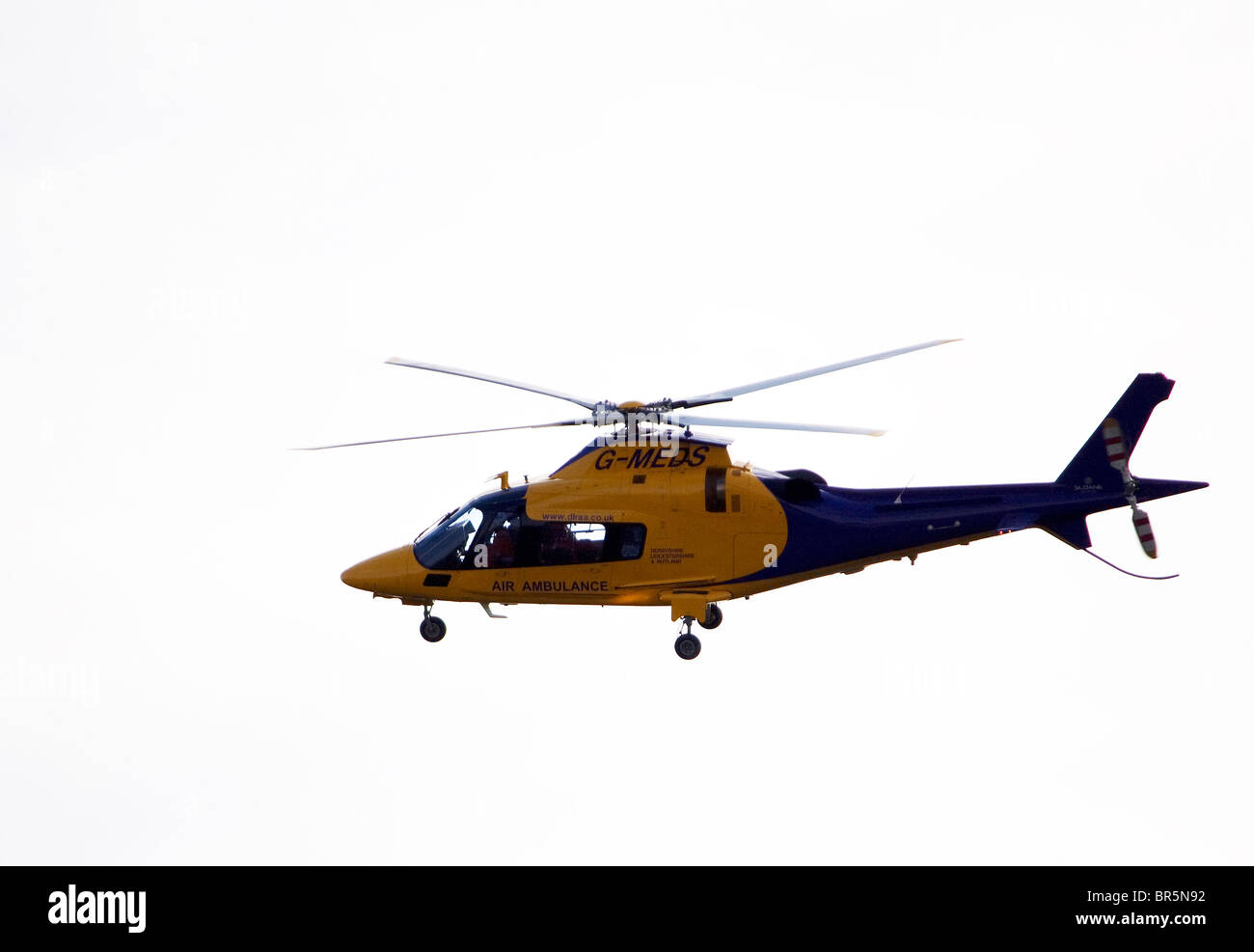 Ein Air Ambulance Helikopter fliegen in Richtung Flughafen Nottingham East Midlands. Stockfoto