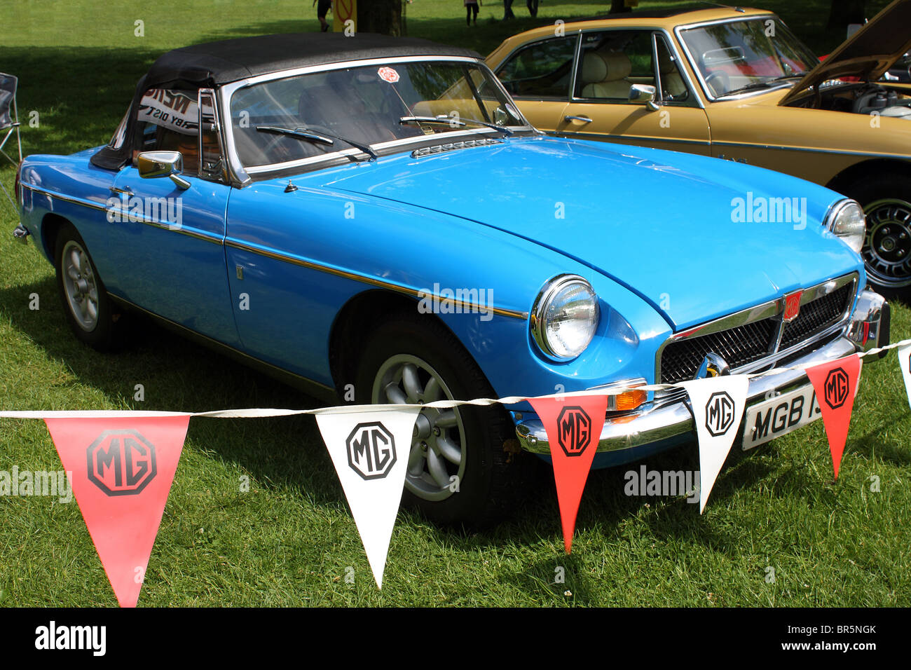 Einen blauen MG Oldtimer beim Oldtimer-Sport. Stockfoto