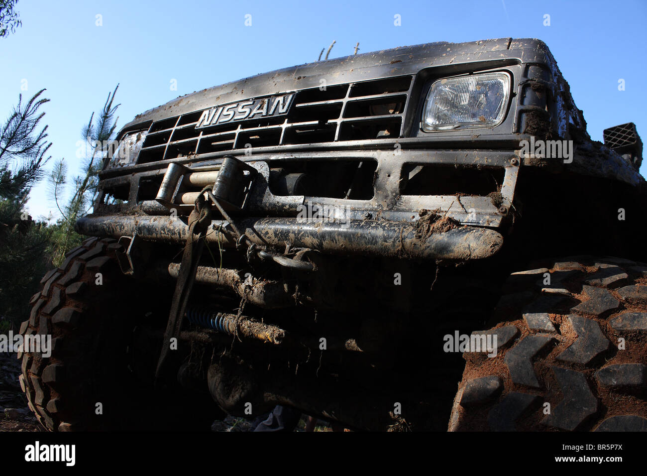 Die vorderen Räder auf einem schwarzen Nissan 4 x 4 bei einer off-Road-Rallye in Portugal. Stockfoto