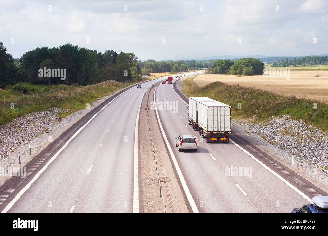Autos auf einer Autobahn Frow Schweden nach Norwegen Stockfoto
