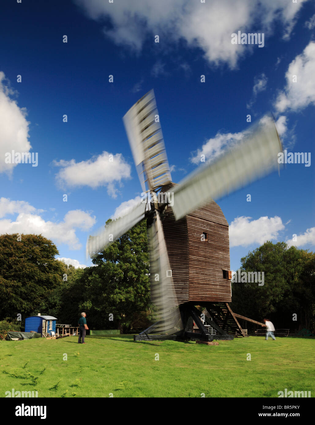 Die Nutley Bock Bockwindmühle, in den Wind gedreht werden. Stockfoto