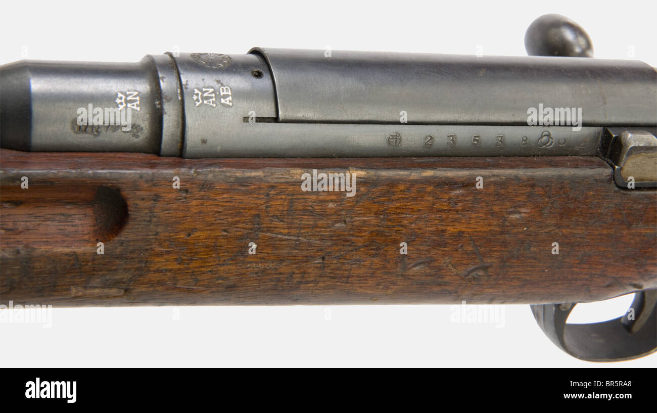 Ein japanisches Arisaka-Gewehr, Kaliber 6,5 mm Arisaka, Nummer 23538, japanisches Kaisersymbol auf dem Empfänger. Keine Schlinge und Reinigungsstange. Typische zweiteilige Vorräte, originaler Bläuling, mit Bajonett und leicht beschädigtem Schabenband. Historisch, historisch, 1930er, 1930er, 1930er, 20. Jahrhundert, Pistolen, Feuerwaffen, Feuerwaffen, Feuerwaffen, Waffen, Waffen, Waffe, Arm, Kampfgerät, Objekt, Objekte, Stillstände, Clipping, Clippings, herausschneiden, herausschneiden, herausschneiden, Ausschnitte, Militär, Militaria, Ausrüstung, Ausrüstung, Ausrüstung Stockfoto