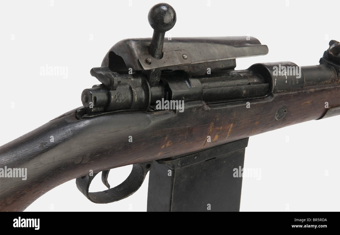 Ein deutsches G98 Gewehr, Kaliber 7,92 x 57, Seriennummer 926. Gestanzte Stahlbolzenabdeckung (modernes Bläuen) und Hochleistungs-Schützenmagazin (Trägeranschlag und Kette fehlen). Tief eingepfifft und mit einem modernen schwarzen Anstrich. Lagerbestand beschädigt, keine Schlinge. Mit einem "Alex Coppeln Solingen"-Bajonett mit Empfangsstempel "7.R.3.71". Schabbard in schlechtem Zustand. Seltene Gruppe, die an den Trenchkrieg erinnert: Historische, historische, historische, 20. Jahrhundert, Waffen, Waffen, Waffen, Feuerwaffen, Feuerwaffen, Feuerwaffen, Feuerwaffen, Feuerwaffen, Waffen, Waffen, Waffen, Waffen, Waffen, Kampfmittel, Objekt, Objekte, Stills, Clipping, Ausschnitte, Ausschneiden, Stockfoto