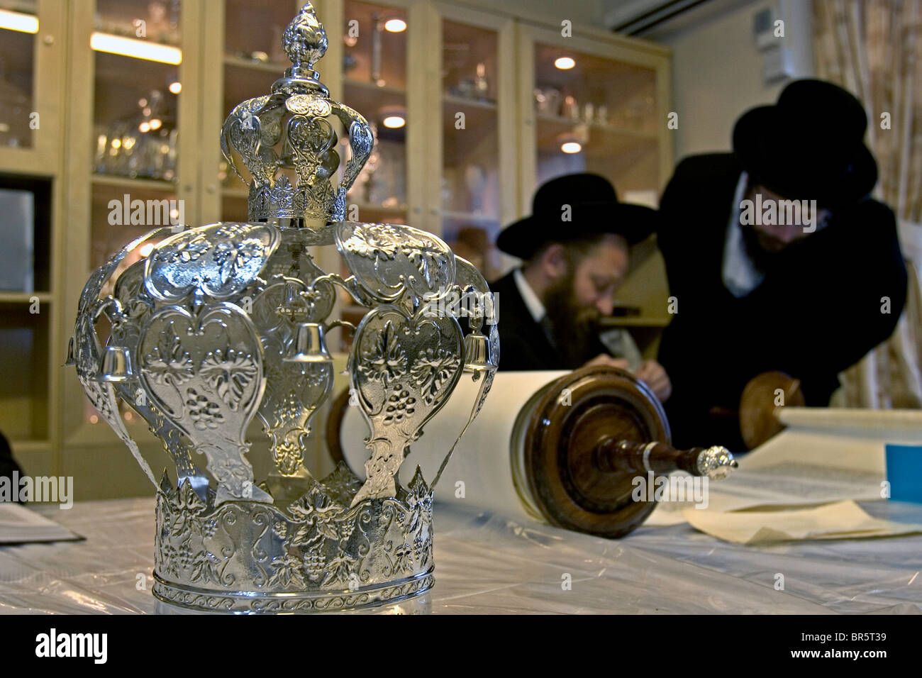 Die silberne Krone, die auf die Sefer Torah (fünf Bücher Moses) verwendet, um die Schriftrolle als heilig platziert wird. Stockfoto