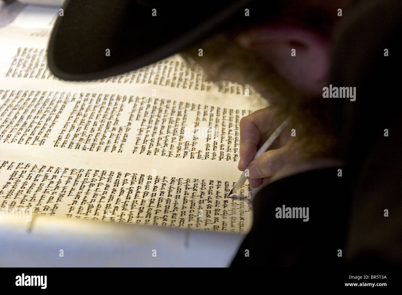 Eine neue Sefer Torah (fünf Bücher Moses) wird von einem Schreiber mit Feder und Tinte auf Pergament Gevil handgeschrieben. Stamford Hill. Stockfoto