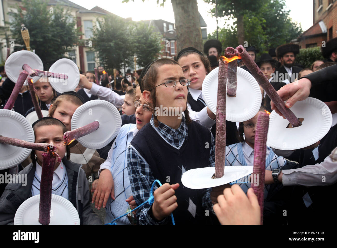 Young orthodoxen jüdischen Jungen aus der Ashkenazi Nitra Sekte Licht Fackeln für die Prozession ihren neuen Sefer Torah. Stockfoto