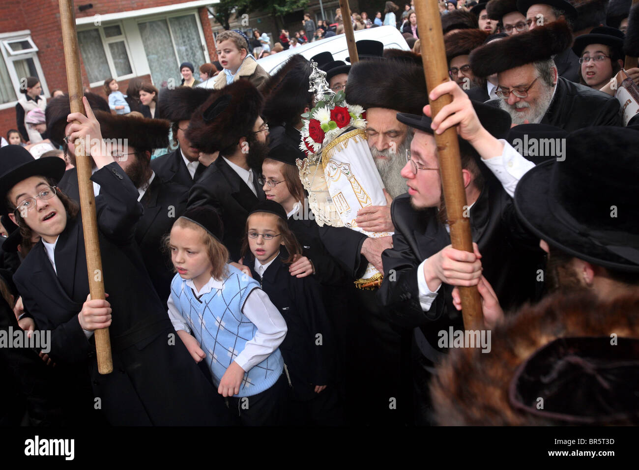 Wenn eine neue Sefer Torah 5 Bücher Mose) nach jahrelanger Arbeit ist es in einer großen Community Parade Synagoge abgeschlossen ist. Stockfoto