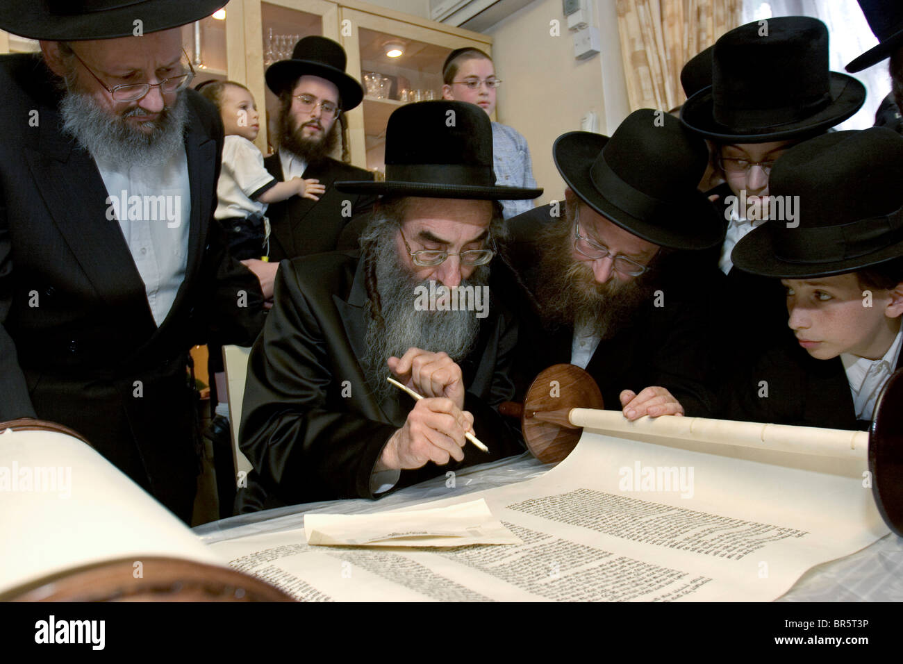 Eine neue Sefer Torah vor vorgeführt werden, in die Synagoge von Alexandria Rebbe abgeschlossen wird. Stamford Hill, London. Stockfoto