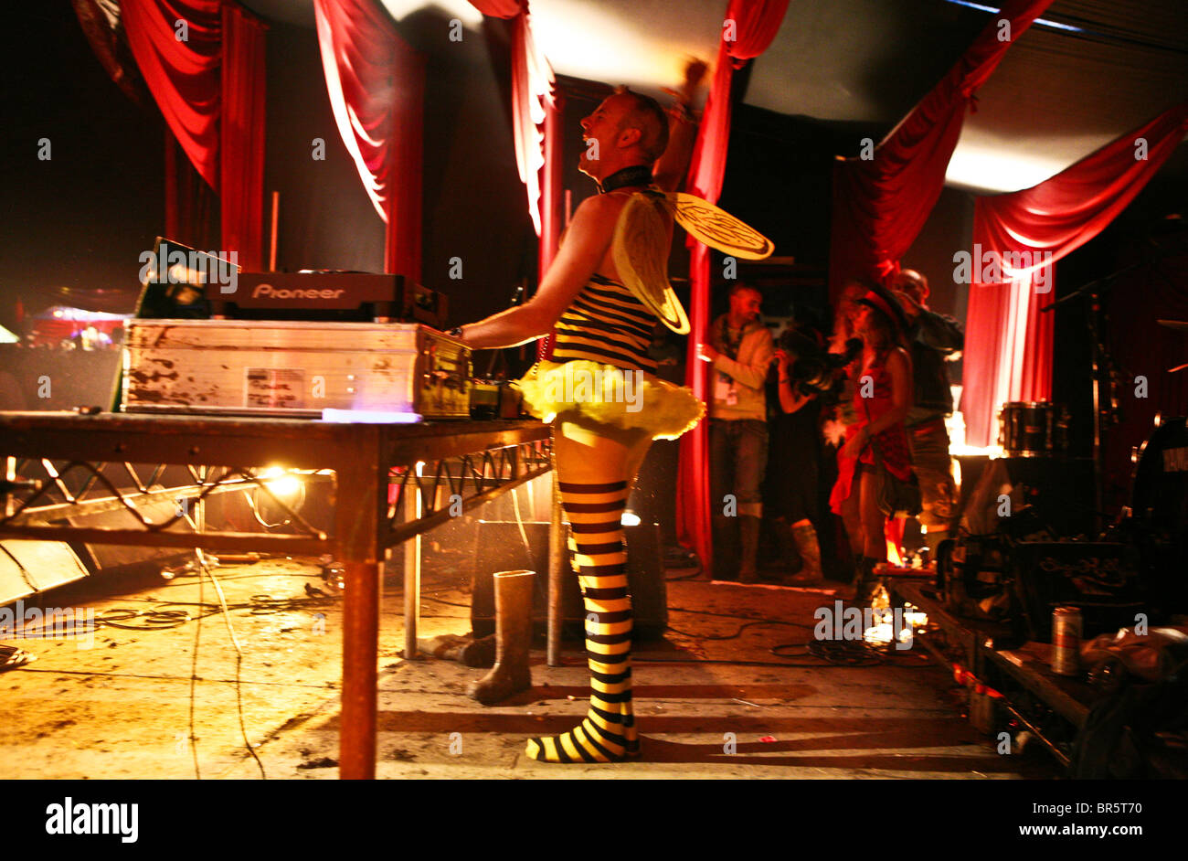 Fatboy Slim gekleidet als Ballerina Hummel spielen verloren Unbestimmtheit in Glastonbury 2007. Stockfoto