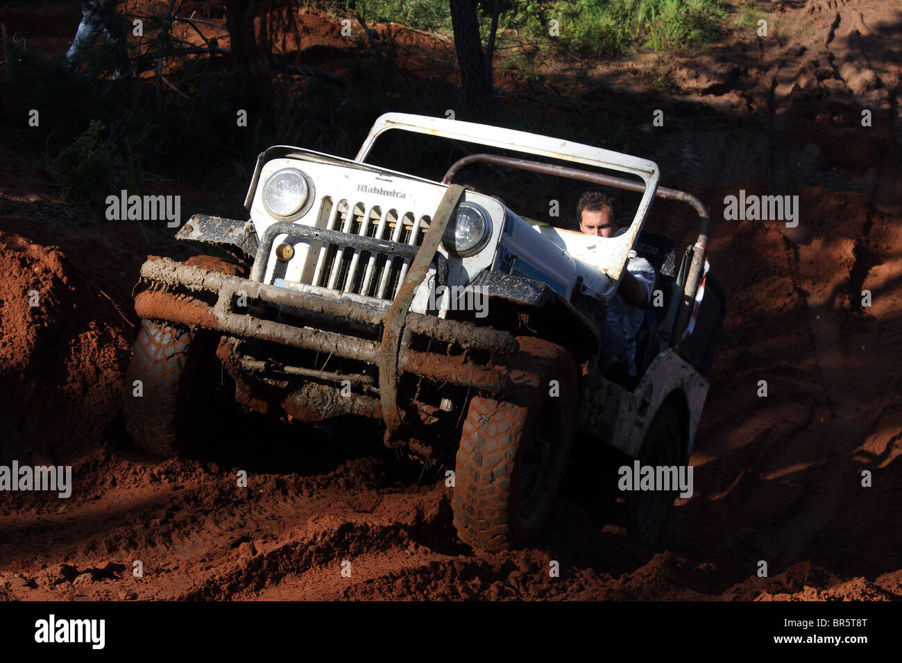 Ein weiße Mahindra Jeep während ein up Hill Abschnitt von einem off-Road Rallye. Stockfoto