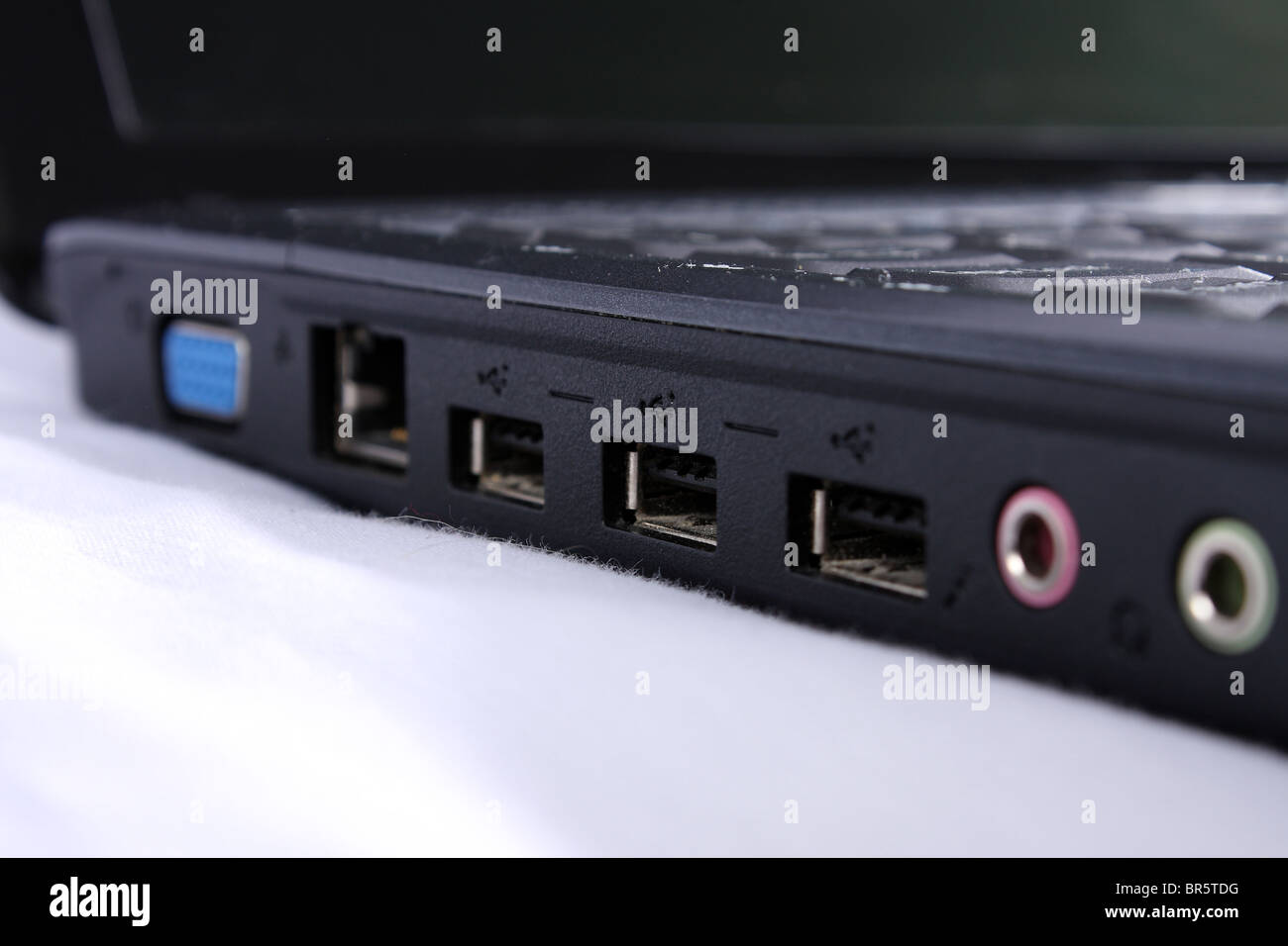 Die Seite des einen Acerlaptop mit USB 2.0 Anschlüsse; der Stecker des Mikrofons und der Kopfhörer-Buchse. Stockfoto