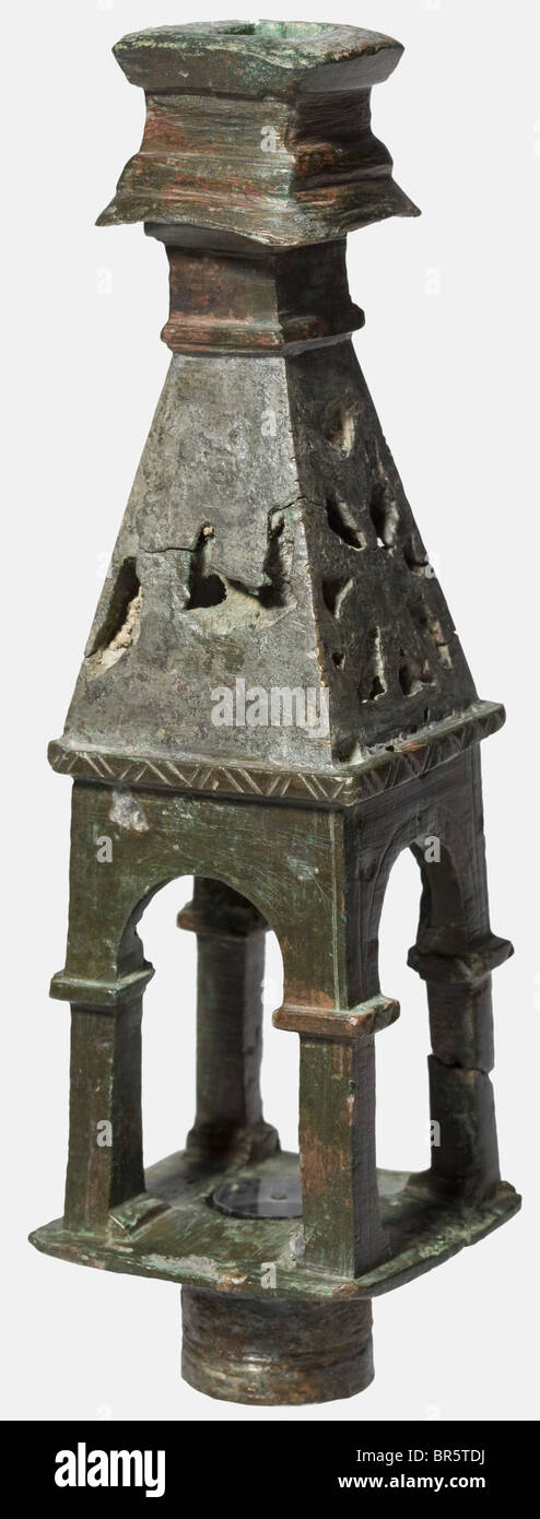 Die Befestigung eines byzantinischen Schlagzeuges formte sich wie eine Kirche, aus Bronze, aus dem 11./12. Jahrhundert mit Tieftemperaturarbeiten. Stilisierter Kirchenbau mit säulengedeckter Architektur, Paladinfenstern und spitzem, durchbohrtem Satteldach, unten Rundsockel zur Befestigung am Staffelstab, oben aufgestapelt quadratischer Tambour zur Befestigung des Prozessionskreuzes. Verchachtelte Dekorationen. Höhe 17,8 cm. Vgl. Arne Effenberger, Museum für Spätantike und byzantinische Kunst, Ausstellungskatalog, Berlin 1992, Abb. 137. Herkunft: Kunsthandel, 1970er Jahre. Historisch, historisch, 20. Jahrhundert, anci, Stockfoto