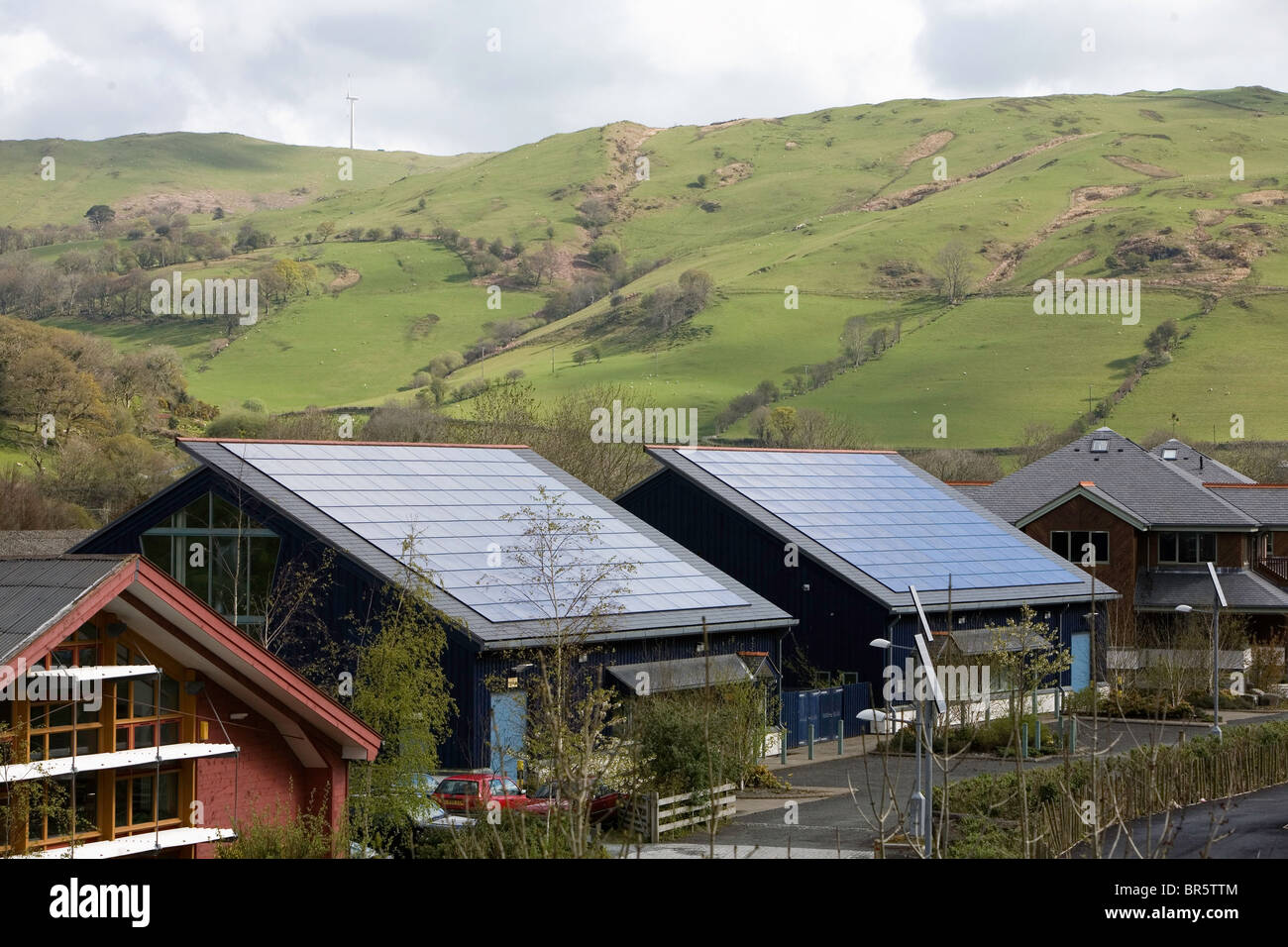 Dächer mit Photovoltaik-Solaranlagen in Wales Dyfi Eco Park, Machynlleth, gefliest. Stockfoto