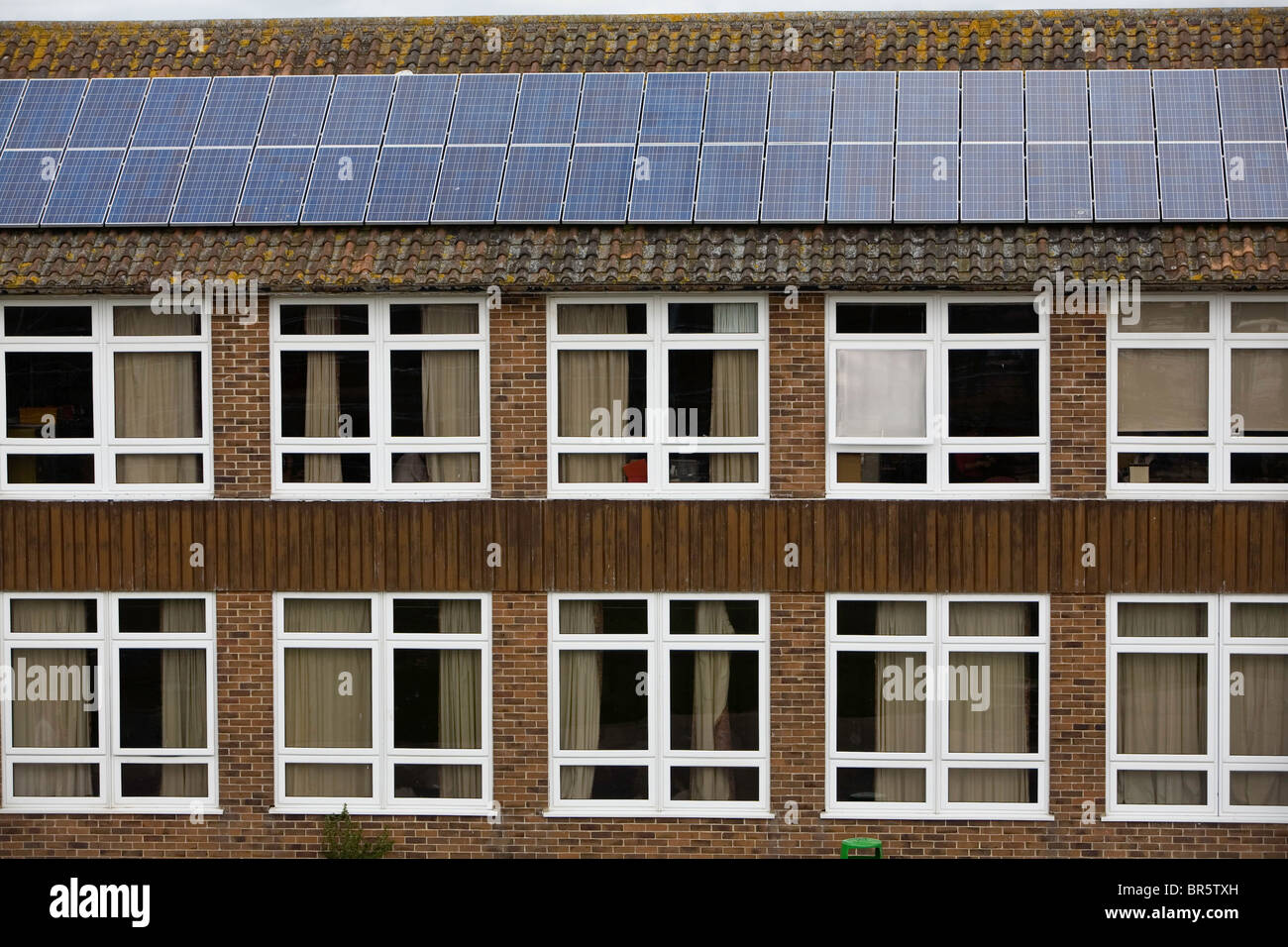 Solar-PV Photovoltaik-Panels auf dem Dach von Ringmer Community College. Stockfoto