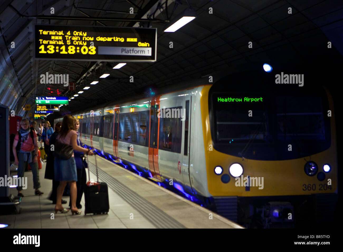 Passagiere zu den Heathrow Express an Bord trainieren am London Heathrow Airport Terminal 5 Station. Stockfoto