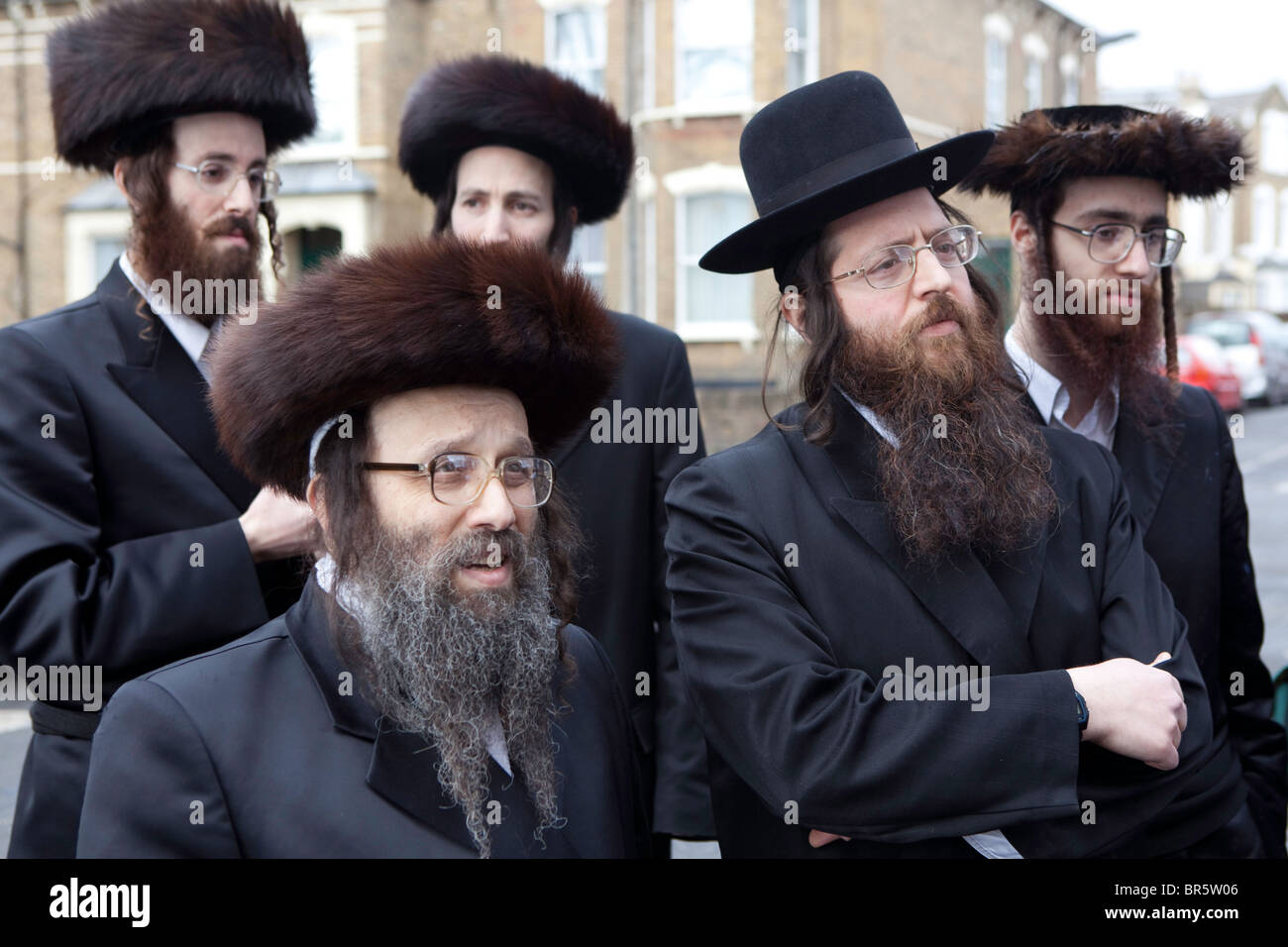 Mitglieder der Ultra-Orthodoxen jüdischen Anti-Zionist Gruppe, Neturei Karta, beobachten Sie, wie Mitglieder der Gruppe Verbrennung die israelische Flagge. Stockfoto