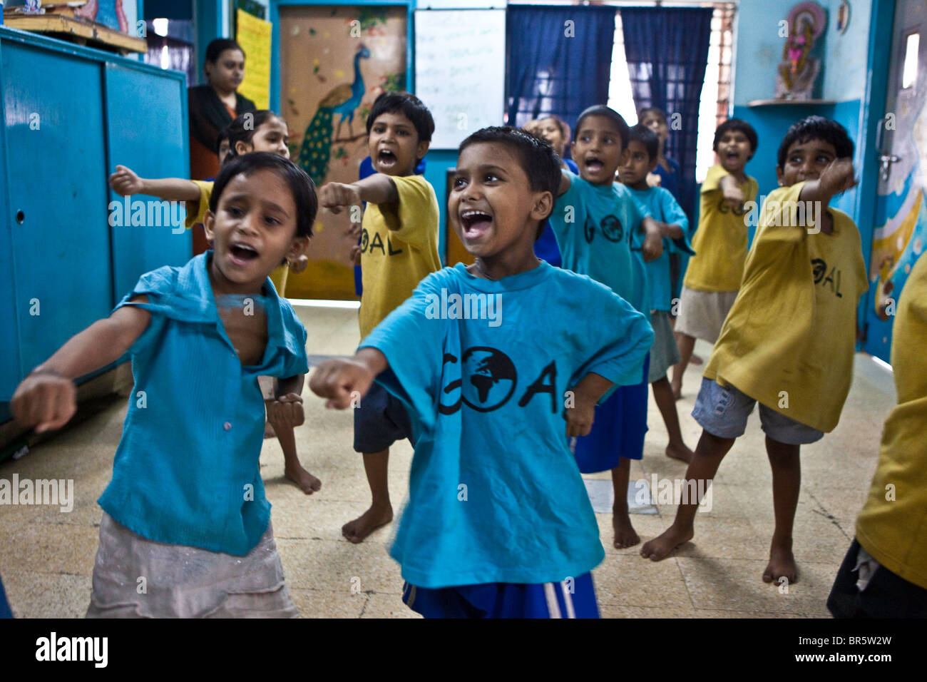 Eine Karate-Klasse in einem CINI Halfway House für schutzbedürftige Straßenkinder in Kalkutta, Indien. Stockfoto