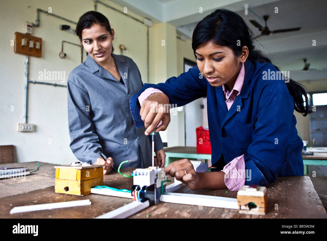 Ein junges Mädchen in einer elektrischen Klasse an der Berufsausbildung Jyoti und Rehabilitationszentrum in Nepal. Stockfoto